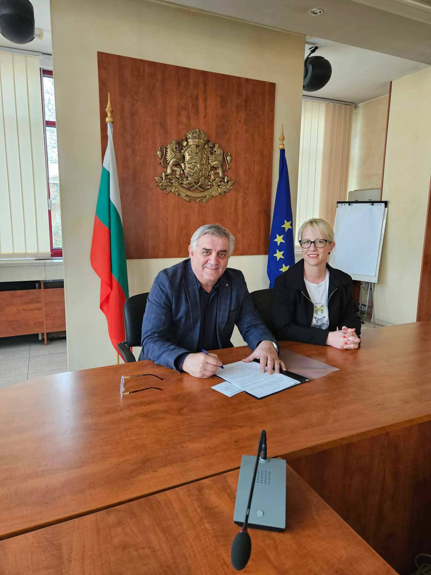Кметът на Мездра Иван Аспарухов и главният счетоводител на общината Стела Костова